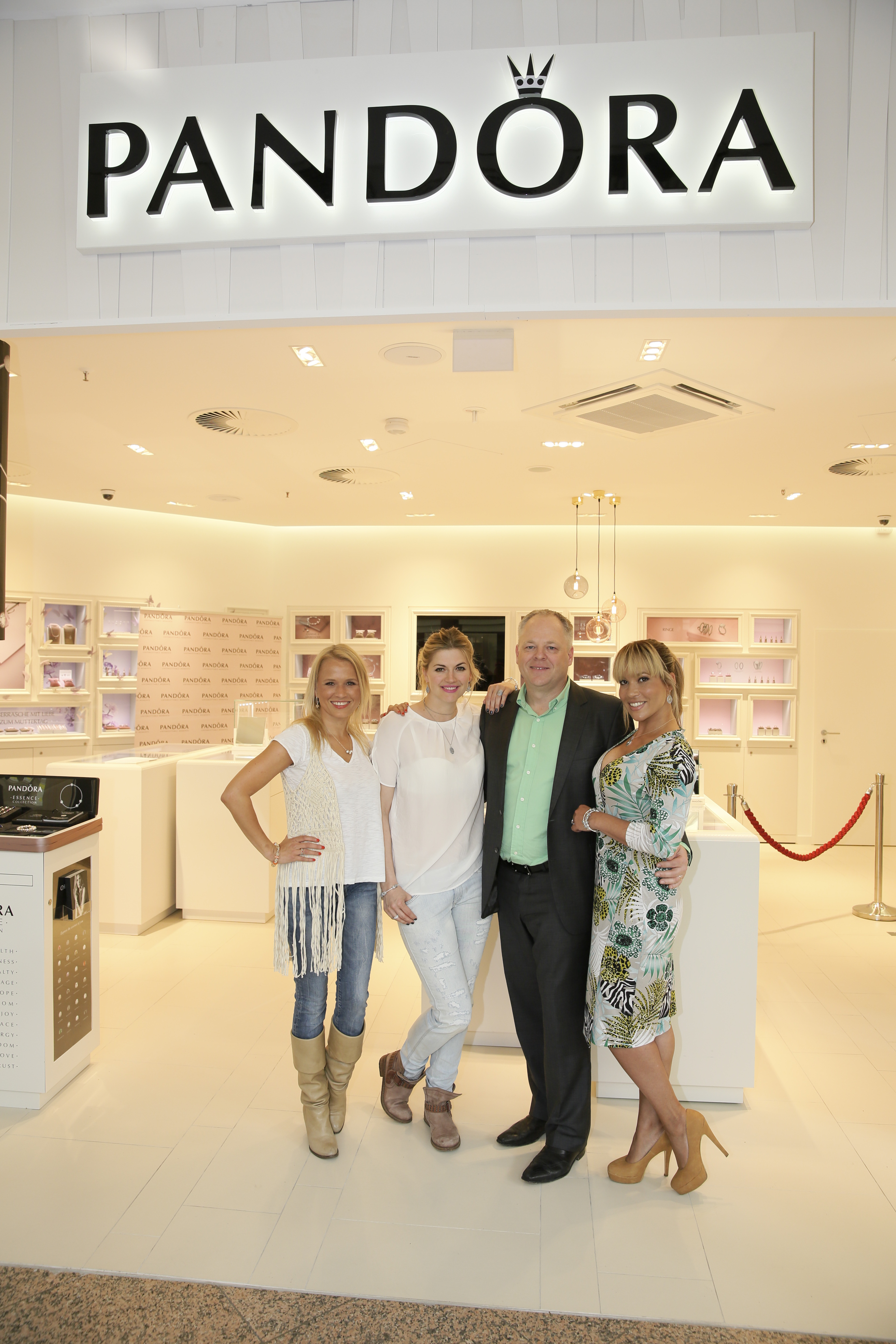 05_PANDORA_Nova Meierhenrich, Nina Bott, Niels Moeller, Nandini Mitra