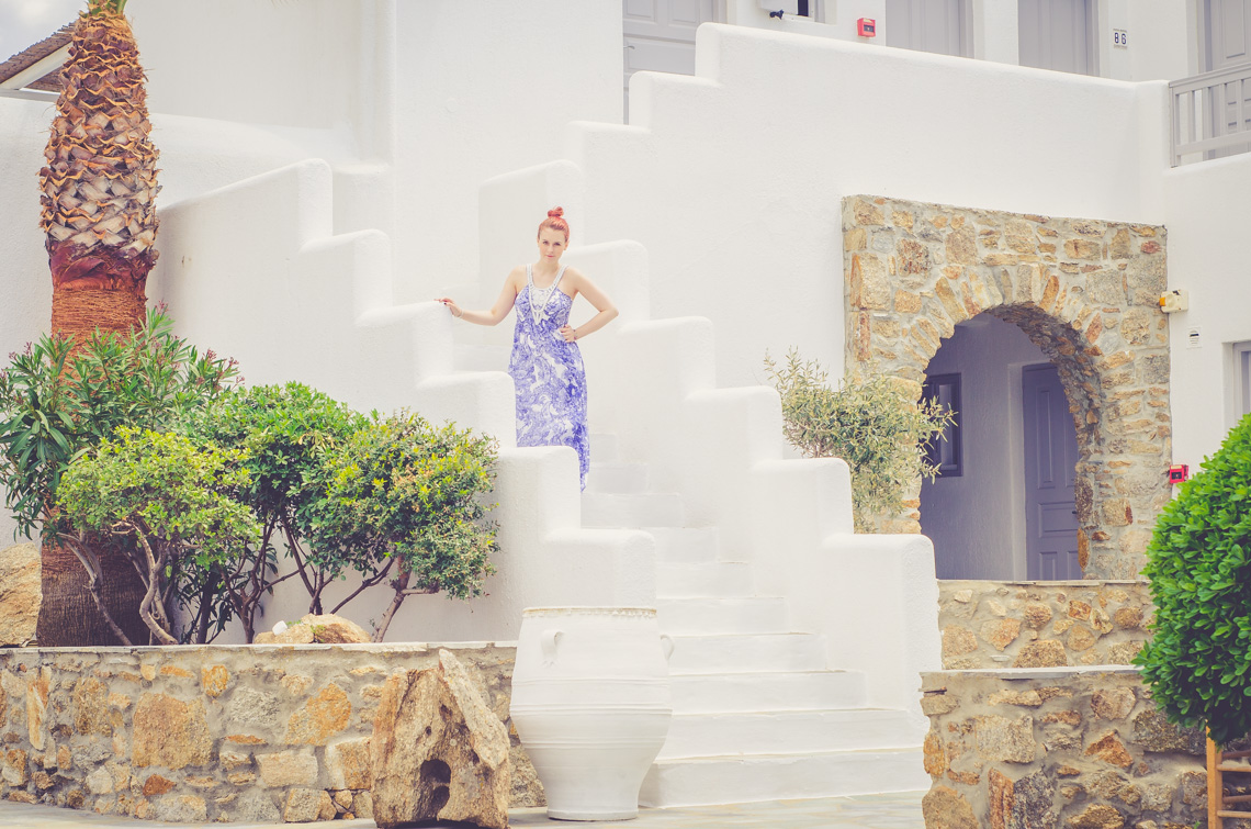 Anna Frost in Hallhuber auf Mykonos im Hotel San Giorgio