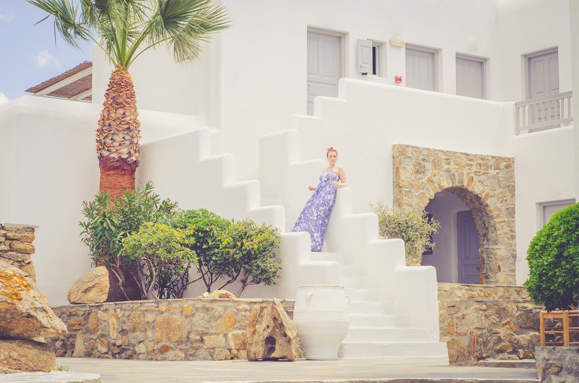 aAnna Frost in Hallhuber auf Mykonos im Hotel San Giorgio