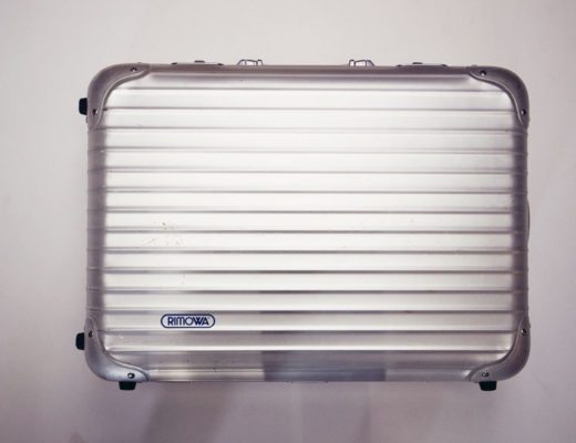 flatlay gardasee anna frost rimowa