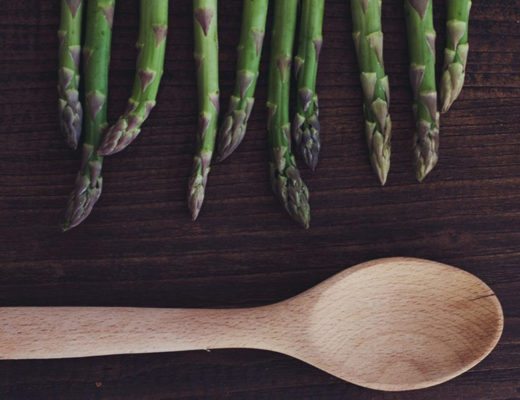 Grüner Spargel mit einem Kochlöffel