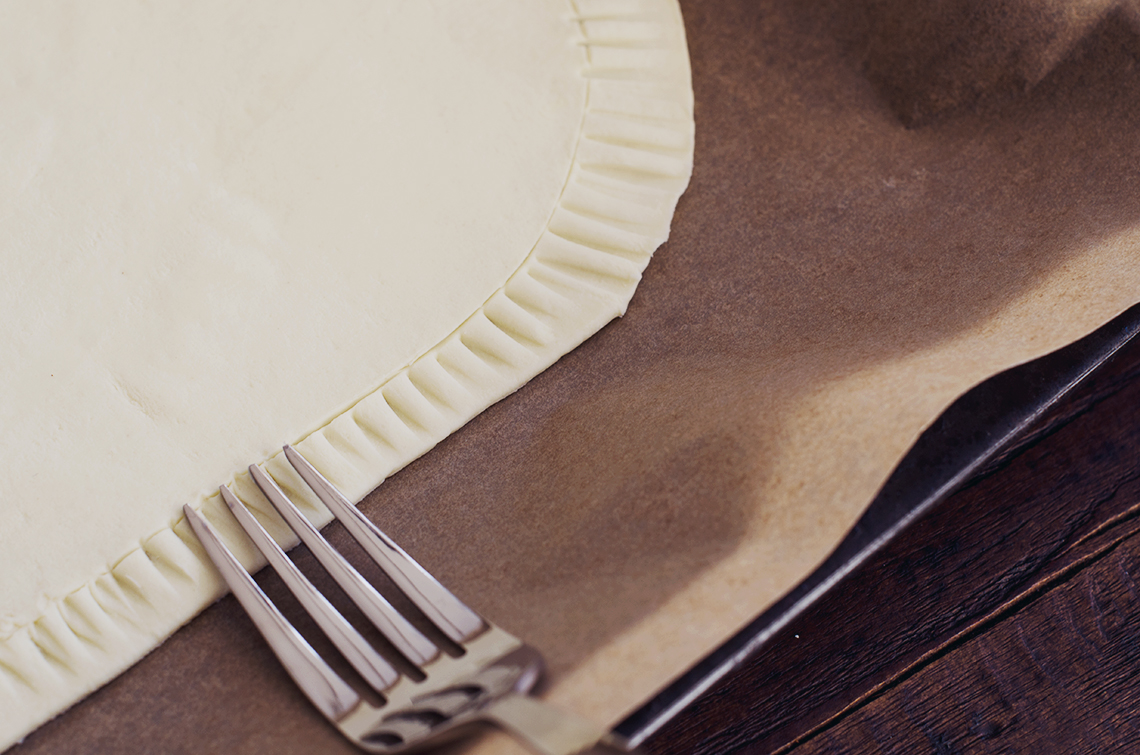 Den Teig für die Tarte mit einer Gabel bearbeiten