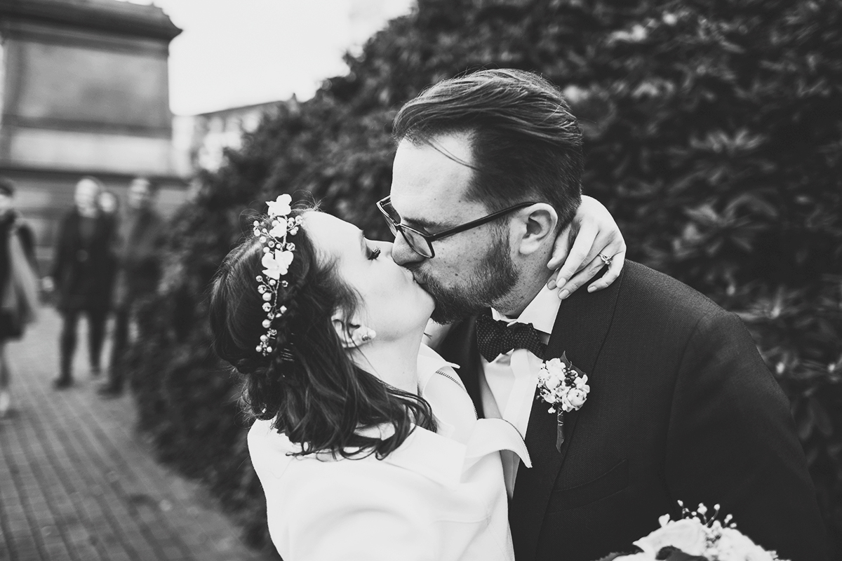 anna frost wedding jakob adler kiss