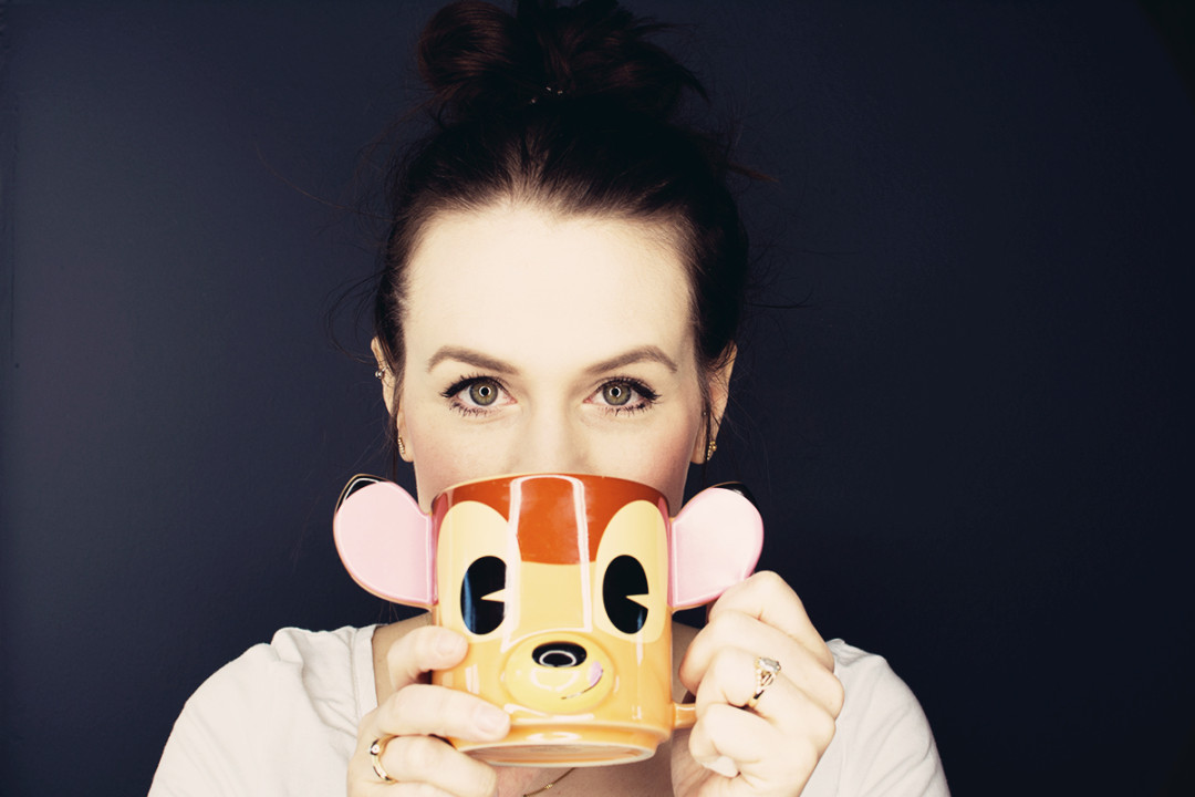 Anna Frost mit einer Disneytasse Bambi