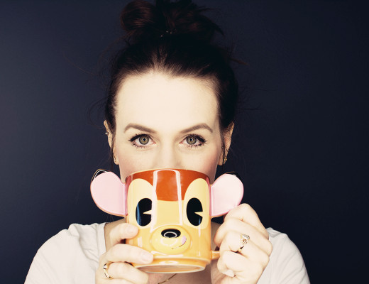 Anna Frost mit einer Disneytasse Bambi