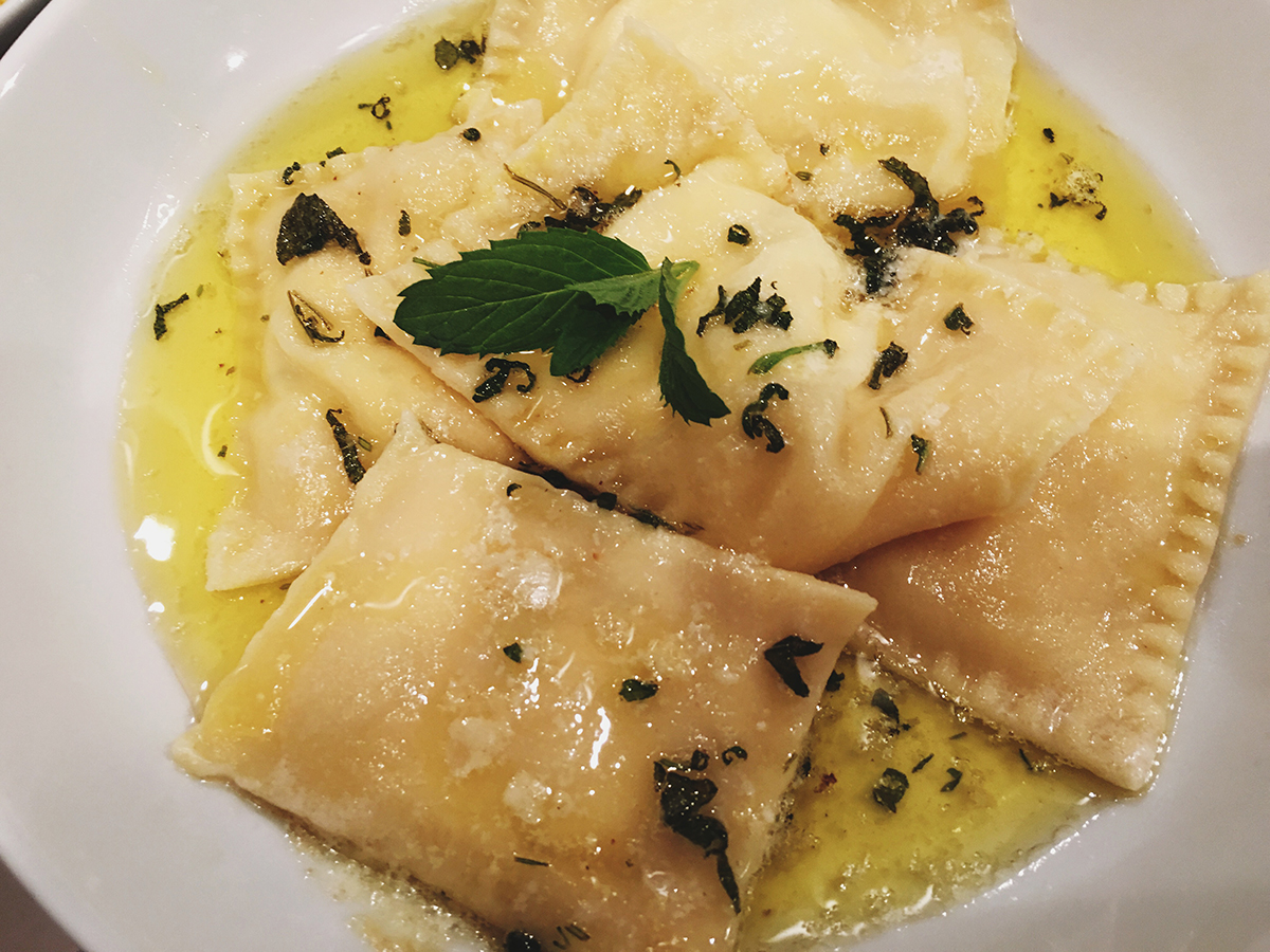 Ravioli mit Ziegenkäse-Minze Füllung und Salbeibutter