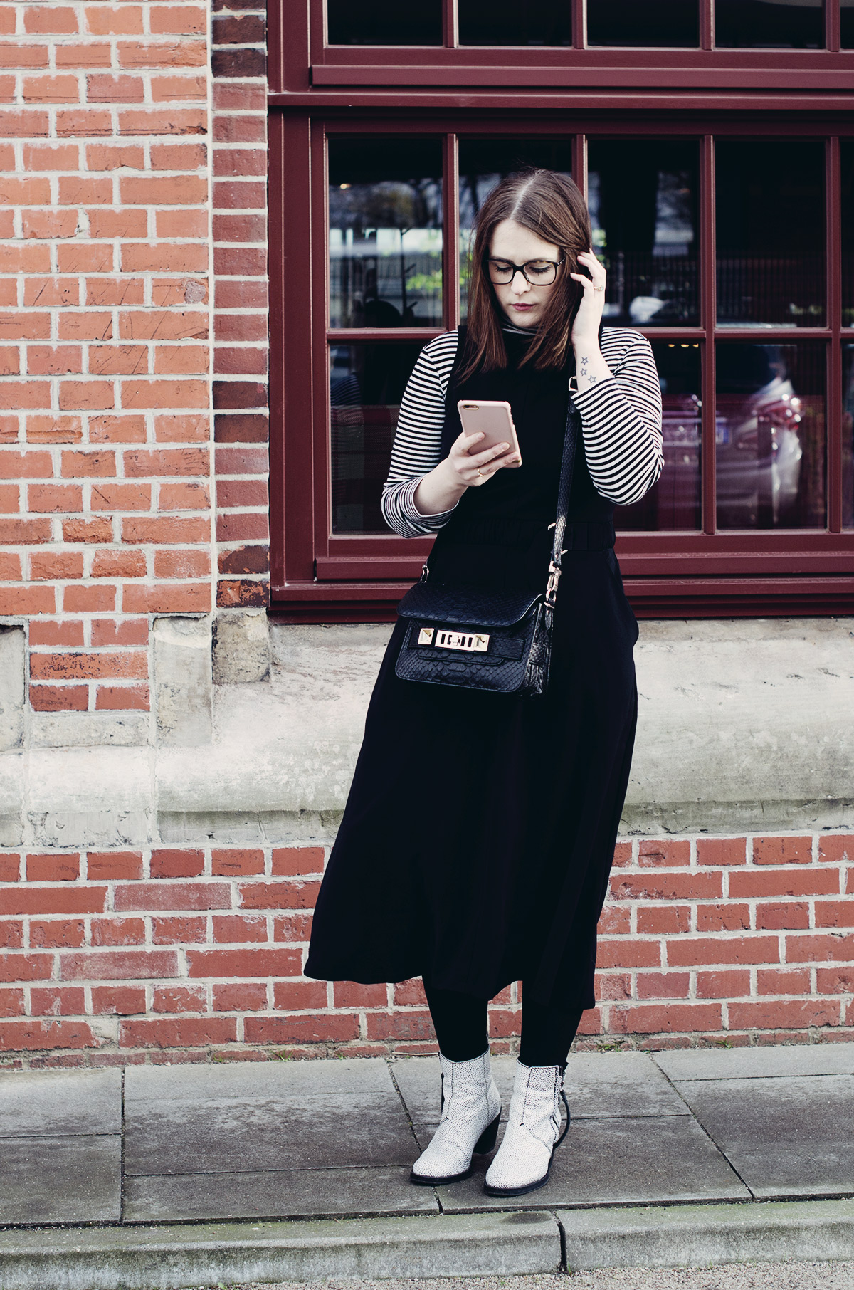 anna-frost-stripe-black-dress-11