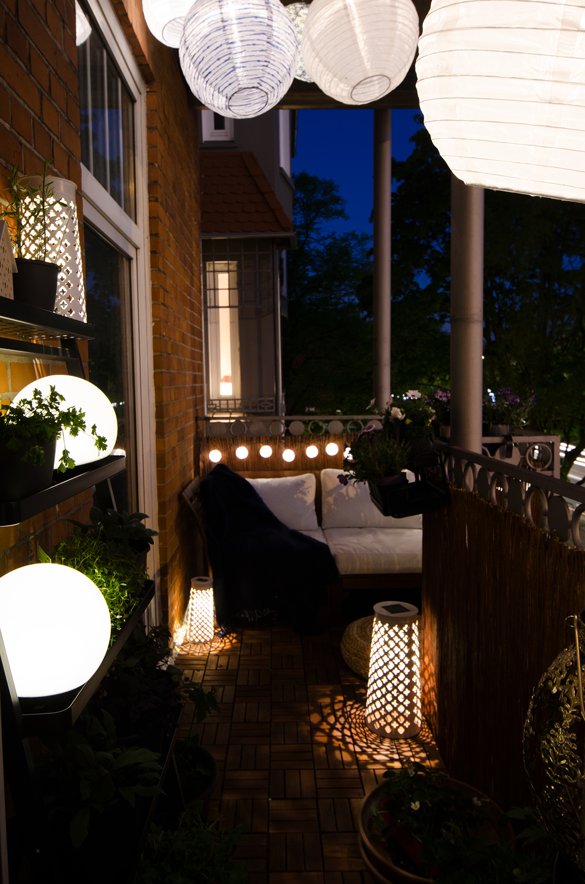 Balkonlounge bei Nacht mit Lampen Anna Frost