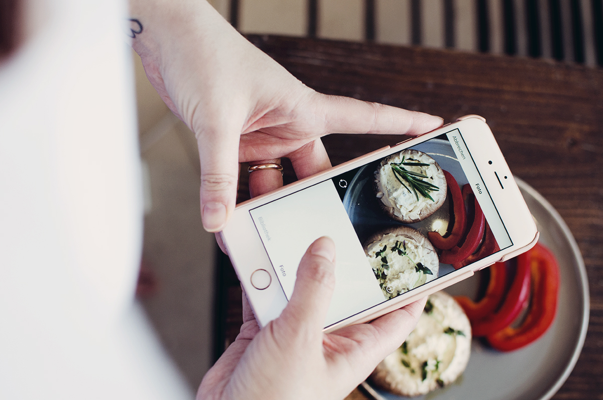 Anna macht ein Instagram von gefüllten Pilzen mit Paprika
