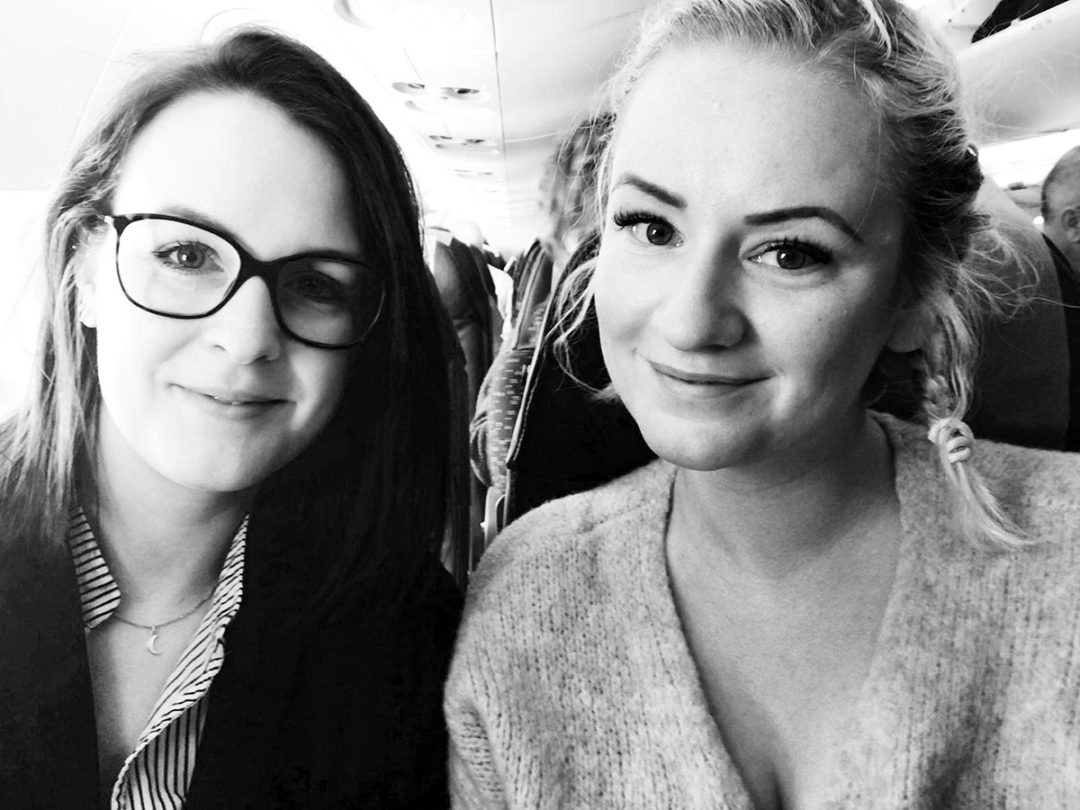 Anna Frost und Lina Mallon im Flugzeug nach Stockholm zum Eurovision Song Contest 2016