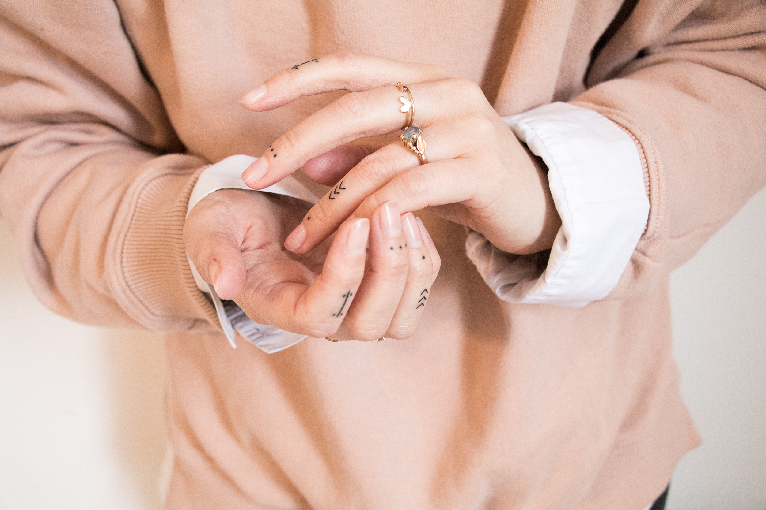 anna frost handpoked finger tattos 4